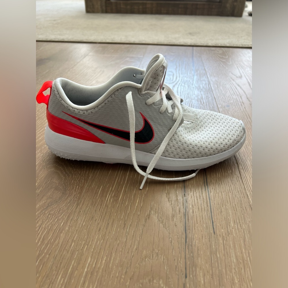 Golf shoe